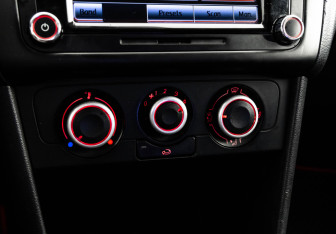 Подержанный автомобиль Volkswagen Polo Sedan 2011 года (13 фото)