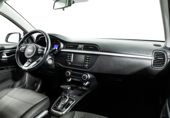 Подержанный автомобиль Kia Rio Sedan 2018 года (9 фото)