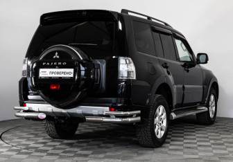 Подержанный автомобиль Mitsubishi Pajero 2012 года (5 фото)