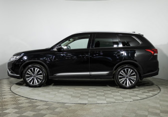 Подержанный автомобиль Mitsubishi Outlander 2020 года (8 фото)
