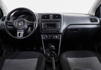 Подержанный автомобиль Volkswagen Polo Sedan 2014 года (18 фото)