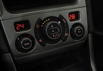 Подержанный автомобиль Peugeot 308 Hatchback 2011 года (14 фото)