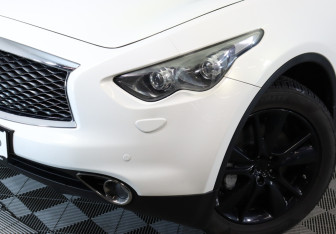 Подержанный автомобиль Infiniti QX70 2013 года (10 фото)