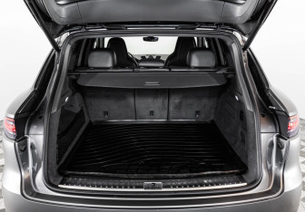 Подержанный автомобиль Porsche Cayenne 2018 года (38 фото)