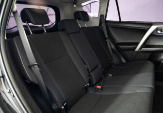 Подержанный автомобиль Toyota RAV4 2016 года (12 фото)