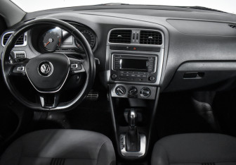 Подержанный автомобиль Volkswagen Polo Sedan 2016 года (15 фото)
