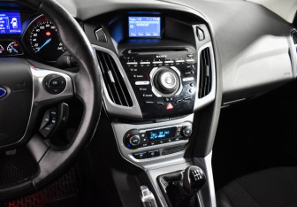 Подержанный автомобиль Ford Focus Hatchback 2012 года (20 фото)