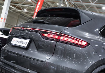 Подержанный автомобиль Porsche Cayenne 2020 года (13 фото)