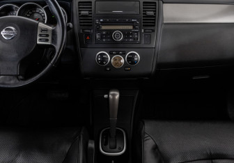 Подержанный автомобиль Nissan Tiida Hatchback 2008 года (13 фото)