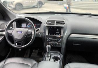 Подержанный автомобиль Ford Explorer 2018 года (17 фото)