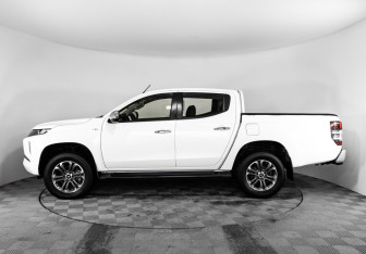 Подержанный автомобиль Mitsubishi L200 2022 года (10 фото)