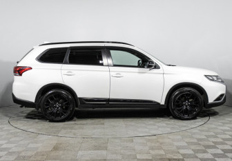 Подержанный автомобиль Mitsubishi Outlander 2021 года (4 фото)