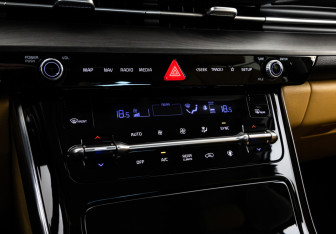 Подержанный автомобиль Kia Carnival 2022 года (18 фото)