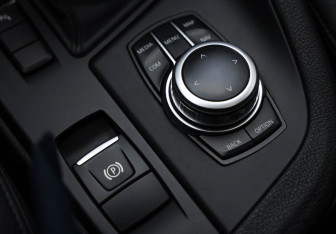 Подержанный автомобиль BMW X1 2018 года (21 фото)