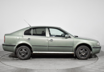 Подержанный автомобиль Skoda Octavia Liftback 2003 года (4 фото)