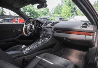 Подержанный автомобиль Porsche Cayman 2018 года (14 фото)