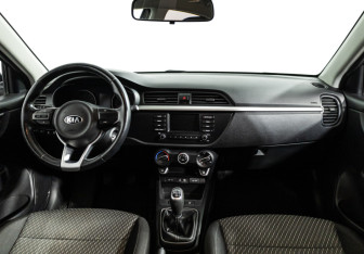 Подержанный автомобиль Kia Rio Hatchback 2017 года (13 фото)