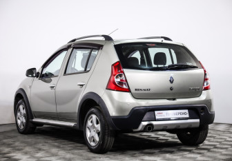 Подержанный автомобиль Renault Sandero 2012 года (7 фото)