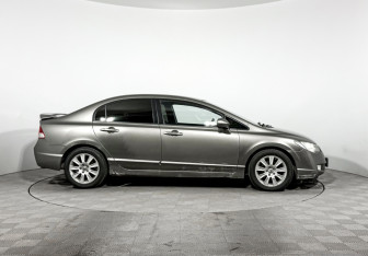 Подержанный автомобиль Honda Civic Sedan 2007 года (4 фото)