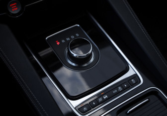 Подержанный автомобиль Jaguar F-Pace 2017 года (19 фото)