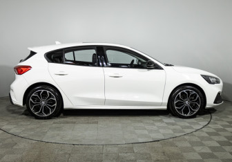 Подержанный автомобиль Ford Focus Hatchback 2021 года (4 фото)