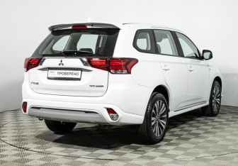 Подержанный автомобиль Mitsubishi Outlander 2022 года (5 фото)