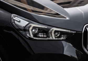 Подержанный автомобиль BMW X1 2024 года (11 фото)