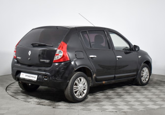 Подержанный автомобиль Renault Sandero 2013 года (5 фото)