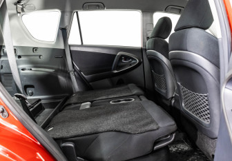 Подержанный автомобиль Toyota RAV4 2010 года (18 фото)