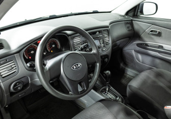 Подержанный автомобиль Kia Rio Hatchback 2011 года (11 фото)