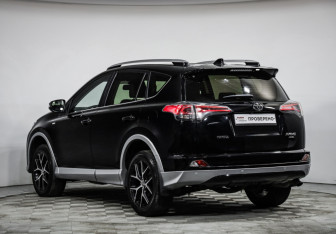 Подержанный автомобиль Toyota RAV4 2016 года (7 фото)