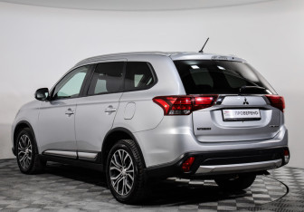 Подержанный автомобиль Mitsubishi Outlander 2015 года (7 фото)