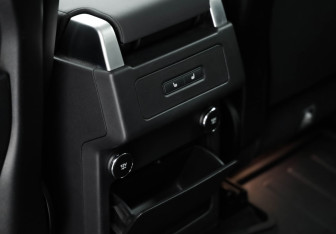 Подержанный автомобиль Land Rover Discovery 2018 года (35 фото)