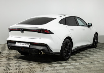 Подержанный автомобиль Changan UNI-V 2023 года (5 фото)