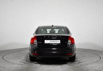 Подержанный автомобиль Volvo S40 2012 года (6 фото)