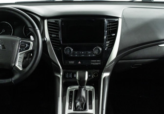 Подержанный автомобиль Mitsubishi Pajero Sport 2019 года (14 фото)