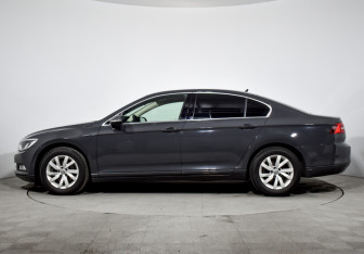Подержанный автомобиль Volkswagen Passat Sedan 2017 года (8 фото)
