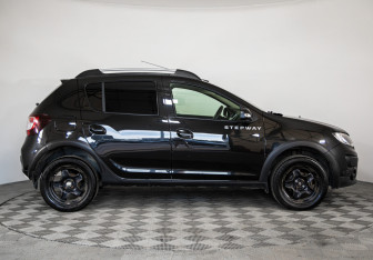 Подержанный автомобиль Renault Sandero 2015 года (4 фото)