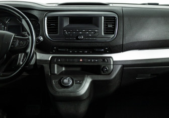 Подержанный автомобиль Peugeot Traveller 2020 года (14 фото)