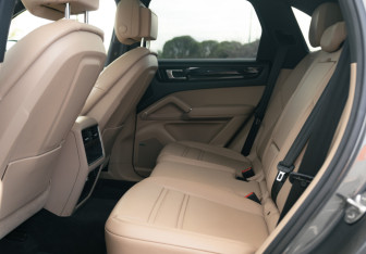 Подержанный автомобиль Porsche Cayenne 2020 года (18 фото)