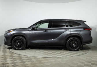 Подержанный автомобиль Toyota Highlander 2021 года (8 фото)