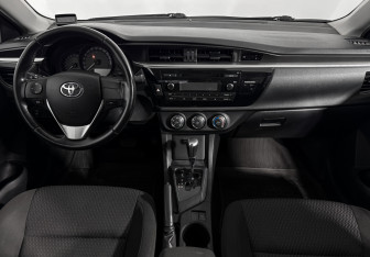Подержанный автомобиль Toyota Corolla Sedan 2015 года (15 фото)