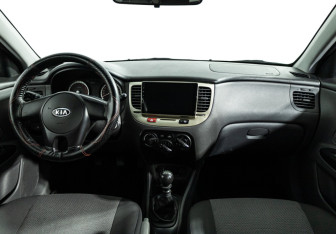 Подержанный автомобиль Kia Rio Hatchback 2009 года (13 фото)
