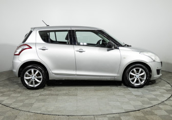 Подержанный автомобиль Suzuki Swift Hatchback 2011 года (4 фото)