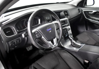 Подержанный автомобиль Volvo V60 Cross Country 2018 года (9 фото)