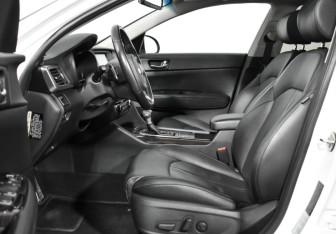 Подержанный автомобиль Kia K5 2017 года (11 фото)