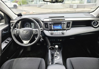Подержанный автомобиль Toyota RAV4 2016 года (13 фото)