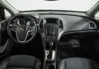 Подержанный автомобиль Opel Astra Hatchback 2013 года (10 фото)