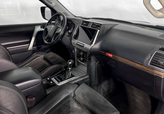 Подержанный автомобиль Toyota Land Cruiser Prado 2018 года (20 фото)