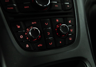 Подержанный автомобиль Opel Astra Hatchback 2013 года (15 фото)